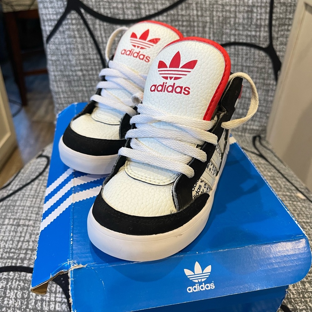 Boys High Top Addidas size 9 toddler. *insoles missing*